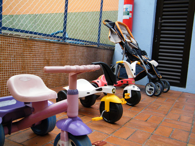 Fachada Abrace e Brinque